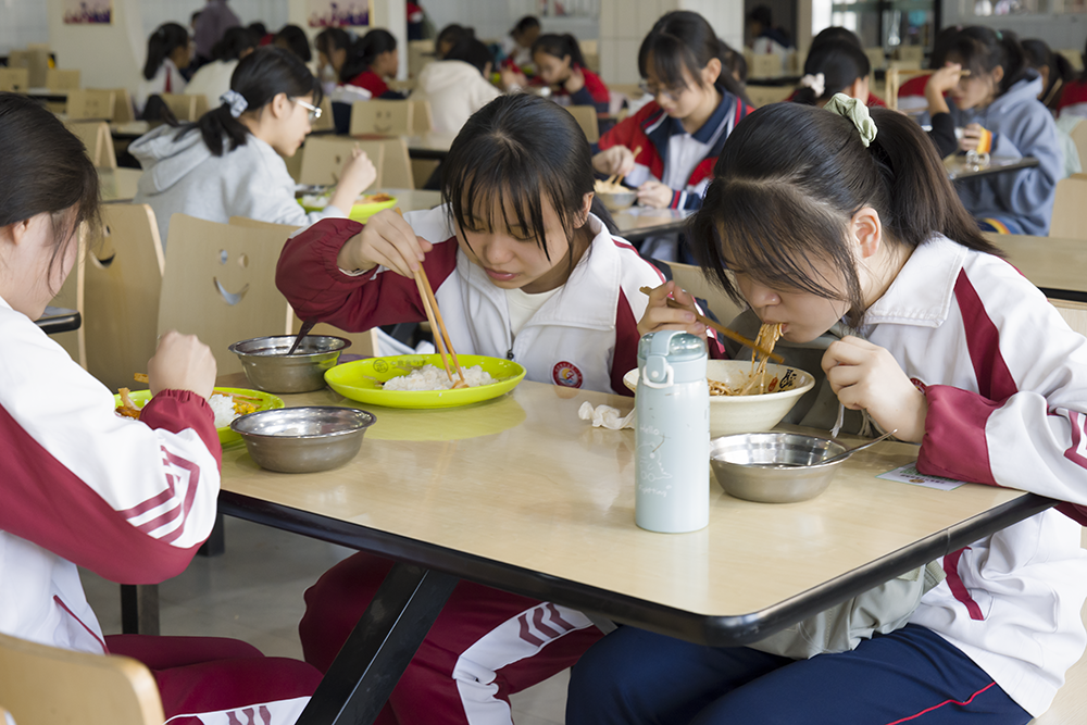 学校食堂承包：为学生提供安全、健康、美味的餐饮体验.png